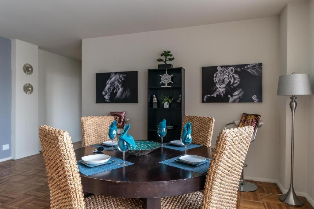 Spacious With Stellar Views Near The Grove