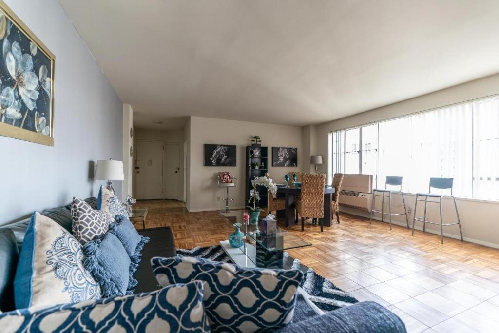 Apartment Spacious With Stellar Views Near The Grove