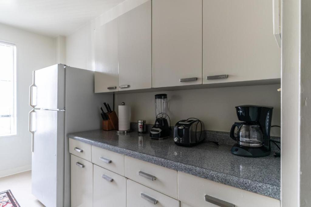 Spacious With Stellar Views Near The Grove Apartment