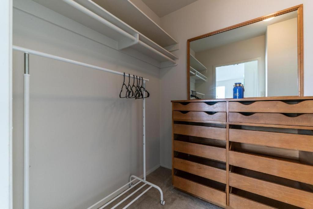 Spacious With Stellar Views Near The Grove Apartment