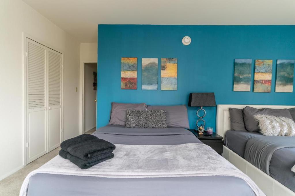Apartment Spacious With Stellar Views Near The Grove