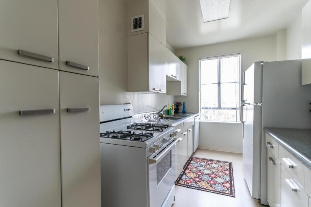 Spacious With Stellar Views Near The Grove Apartment Los Angeles