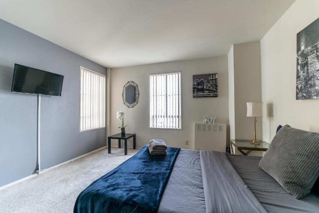 Spacious With Stellar Views Near The Grove Apartamento *
