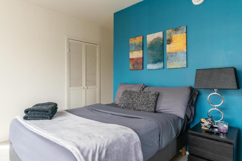 Spacious With Stellar Views Near The Grove