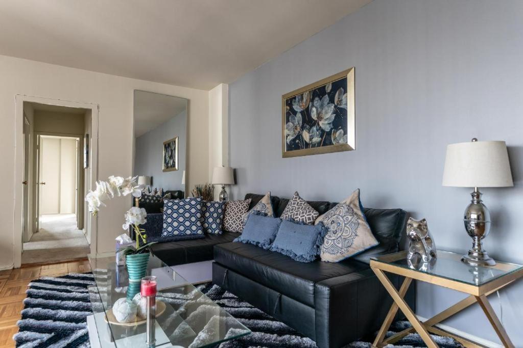 Spacious With Stellar Views Near The Grove *